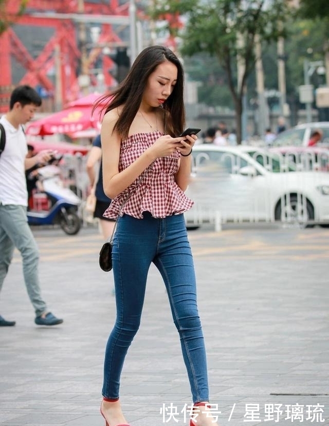 女性|粉色格子露肩衣搭配蓝色牛仔裤，甜美时尚，尽显女性魅力