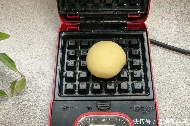华夫饼|自制红豆华夫饼，无需泡打粉，个个松软香甜，比面包好吃还简单