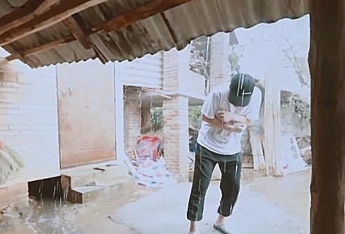  冰雹|彭昱畅跑出去淋冰雹时，谁注意黄晓明的举动？素质不是装出来的