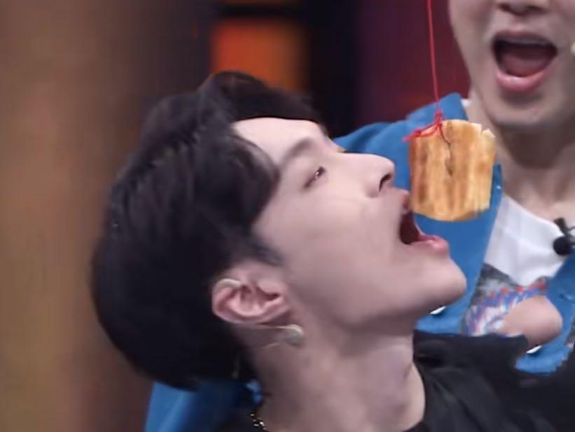 放飞自我|王一博《街舞》现场“咬馒头片”,使劲抬头好敬业,画面搞笑太可爱