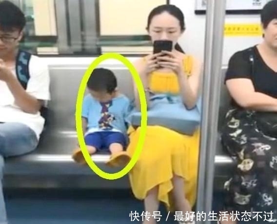 爱孩子|两个小男孩坐车,看了他们举动,网友表示:自愧不如
