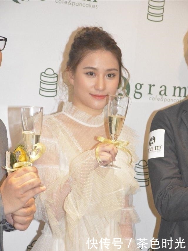 千金|何超莲号称最美千金,穿薄纱连衣裙名媛气质出众,真给三房长脸了