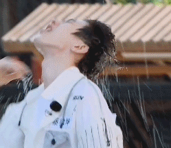 角度|蔡徐坤录跑男底妆有多厚?被高压水枪冲到脱妆,鼻子的角度太奇怪