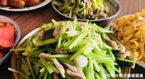 吃不到|回农村老家走亲戚,长辈做了一桌满是乡愁的菜