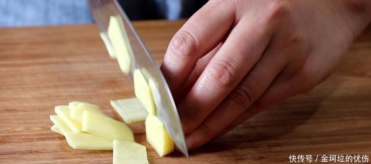 鸡翅|我教你怎么用酱油炒鸡翅。吃东西的时候不需要吐骨头。鸡肉又嫩又多汁