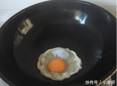 鸡蛋|煎荷包蛋别傻傻只倒油！多加这样“东西”，荷包蛋又圆又嫩不粘锅