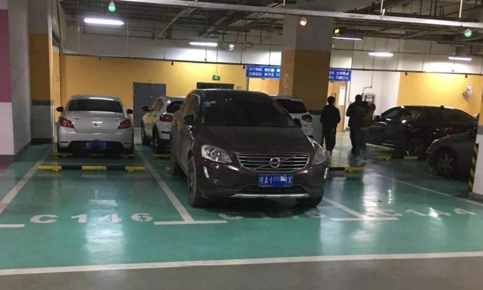  发软|迈巴赫乱停车，刚想上去踢一脚，看到墙上标语腿发软：得亏没下手