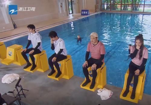  测试|跑男泳池倒椅幕后花絮曝光工作人员反复飞百次，只为保艺人安全