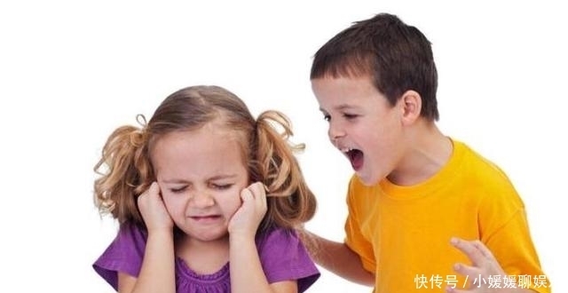 拘留|男孩玩耍不慎摔倒,母亲踹别人家孩子出气,网友:大人必须拘留