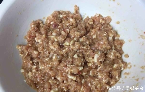 饺子|秋天包饺子就吃这个馅,比韭菜鲜,比芹菜营养,一口气能吃30个