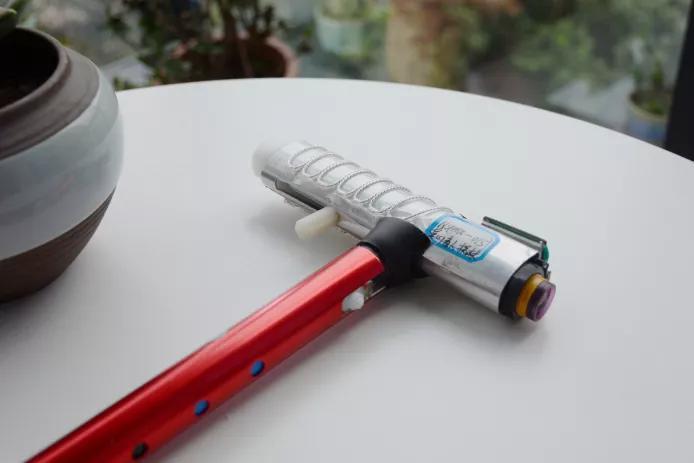  分辨|盲人出行不易分辨障碍物，奇思妙想学生发明了“爱心盲人拐杖”