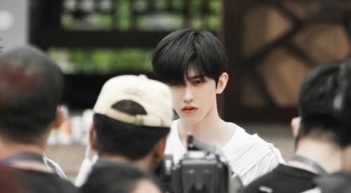 笑出眼泪|黄旭熙被爆录制《跑男》,想打蔡徐坤被拍看到图片笑出眼泪