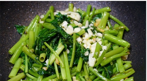 流失|空心菜直接炒就错了，发黑不脆，多加一步，营养不流失，翠绿爽脆