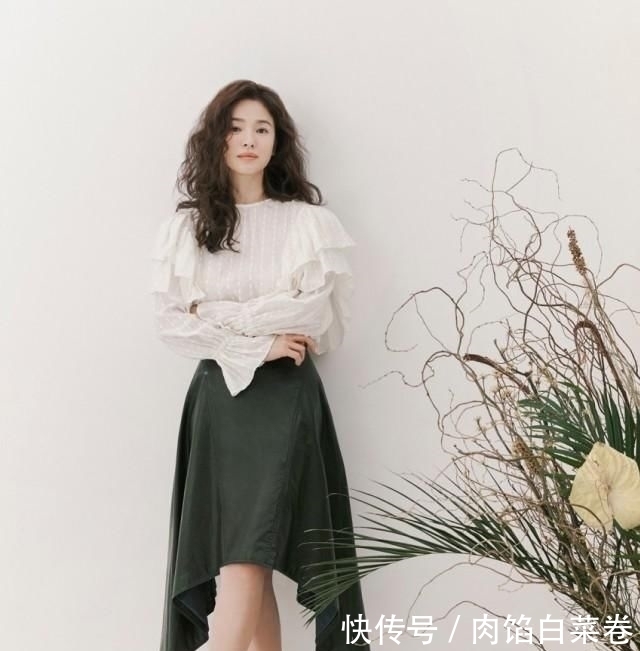  越来越|宋慧乔情人节大片曝光，爆炸头配短裙太撩人，网友：越来越敢穿