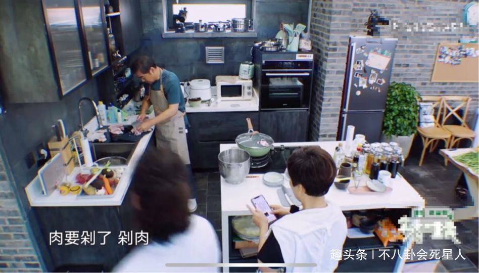 对比|张铁林架子大全程坐着等吃不干活,对比张国立差距大