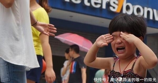 女娃娃|3岁女娃娃商场走失,说出爸爸名字民警憋不住笑:真的忍不住