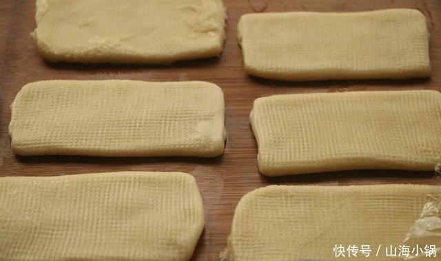 食材|家里有面粉试试新做法,层次多又酥脆,食材简单,做法一看就会