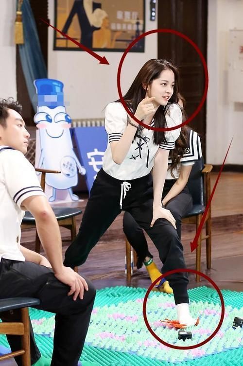  压板|《跑男》欧阳娜娜踩指压板“公然作弊”，看脚下垫的啥太心疼baby