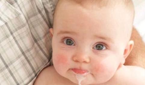  孩子奶奶|“妈，娃睡了”，宝宝喝完母乳就睡，奶奶及时查看，救了孩子一命