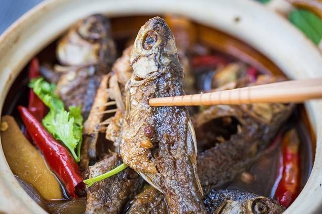 小鲫鱼|鲫鱼无刺如何做得到放一点它,从头吃到尾连渣都不剩