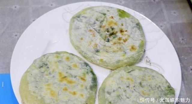  饺子|不要总是用面粉蒸面包。加一把韭菜和两个鸡蛋，比饺子好吃