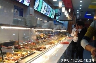  对方|男子错转1万给快餐店，对方：钱不还，每天给炒饭，小伙回应亮了