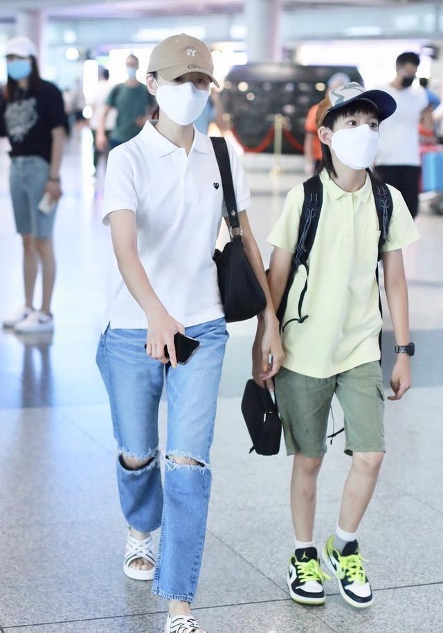  文艺范|董洁罕见携子走机场，时隔1年11岁顶顶个子不见长，小骨架太单薄