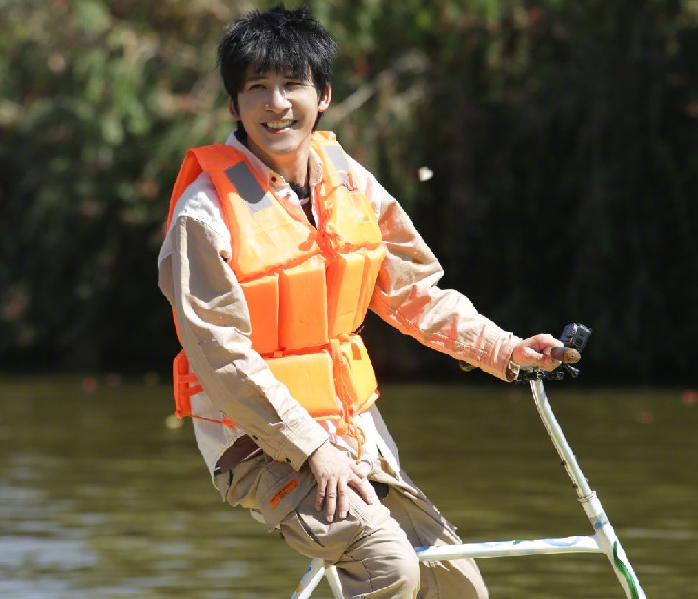  累坏|天天向上王一博被强行搭顺风车，悠哉撩发负责帅，却累坏大张伟