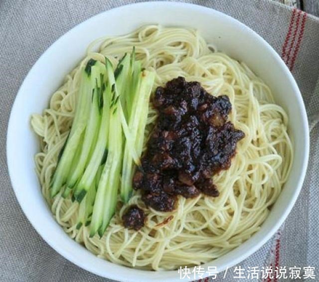 关键|教你做家常炸酱面,调好酱汁是关键,端上桌三碗都不够一人吃