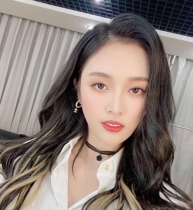  尴尬|吴宣仪曝幼时被车撞飞，遭人质疑场面尴尬，但类似遭遇王一博也有