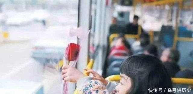 老人|小学生给老人让座，书包忘拿起来，老人一把摔在地上，孩子哭了