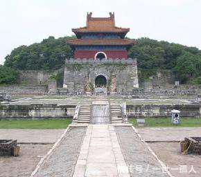 专家|一座普通化粪池下,考古专家发现下面埋着开国皇帝,挖出许多珍宝!