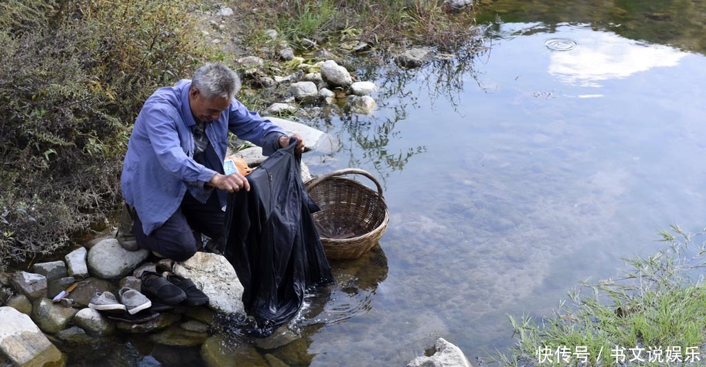 山里|秦岭山里63岁老人河里洗衣服、路边打豆子,老伴为啥不干活