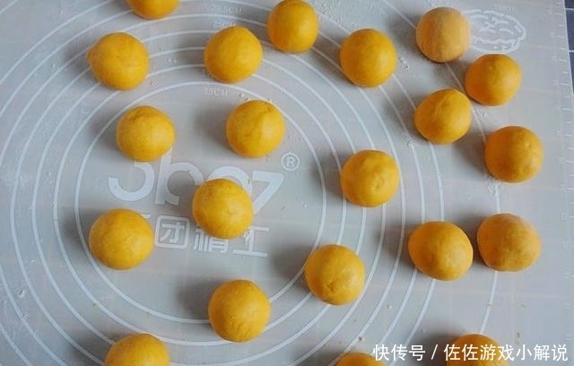  馒头|比南瓜馒头还要好吃的小点心，香甜松软芝麻香，我能一次吃五个