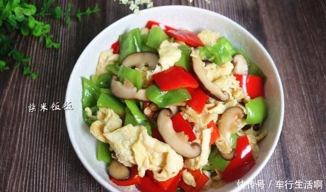 搭配一些|青椒炒鸡蛋,加它一起炒,营养翻倍,味道更鲜美,调料都省了!