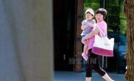  转身|月嫂回房后感觉不妙，抱起孩子转身就跑，事后父母奖励她3万块