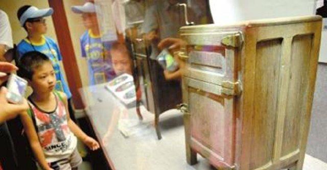 干嘛用|老人家中有1个破箱子,造型独特,鉴定后才知是末代皇帝御用珍宝!