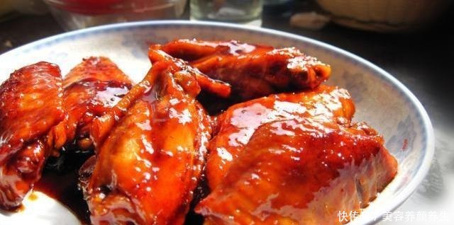 清水冲洗干净|烹饪鸡翅时,先焯水还是先腌制7成人弄不清这步,难怪鸡翅老柴