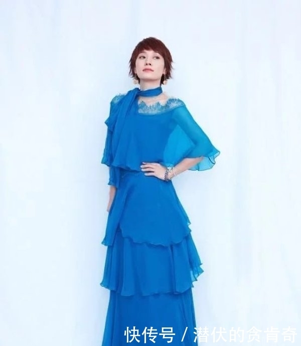 身材比例|马伊琍越来越美了,一袭黑色印花连衣裙高级优雅,自信感藏不住