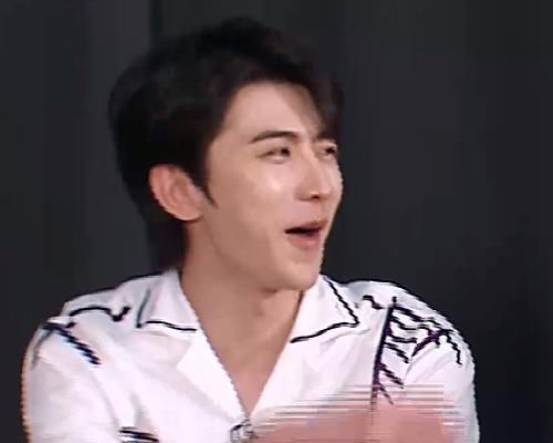 baby|baby录节目当众整理衣服,谁注意蔡徐坤的表情真当镜头拍不到