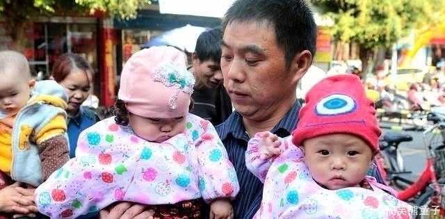乞讨|夫妻二人想生男孩却生下四胞胎, 街头乞讨求助, 不敢回老家过冬天