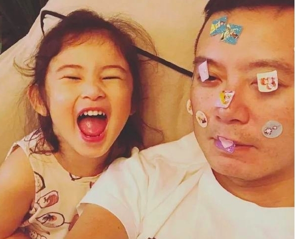 梁学储|郑希怡和老公约会显随意,梁学储T恤配黑框,老婆却穿条纹睡衣