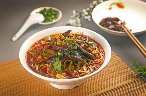 来晚|大爷卖“天价面”,60元一碗,每天限量50碗,来晚了攀亲戚都没有