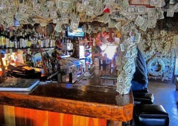 世界|世界上最“有钱”的酒吧,墙上贴满千万美金,顾客急用可以随时带