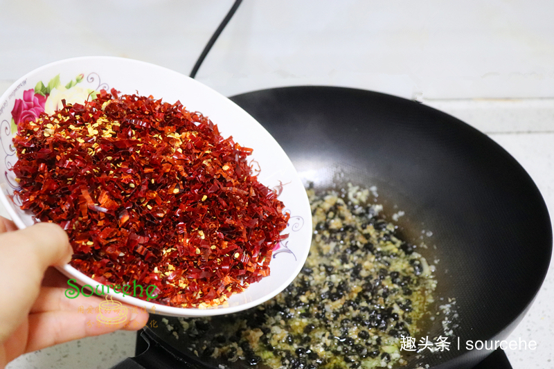 冰糖|做风味辣椒酱时加冰糖,香辣鲜美,存放一年不坏,比老干妈还香