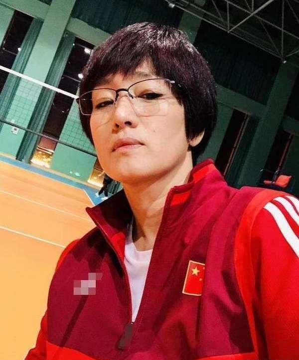  暴露|巩俐老了？穿白衬衫热裤打扮和年轻人一样时髦，颈纹暴露了年龄