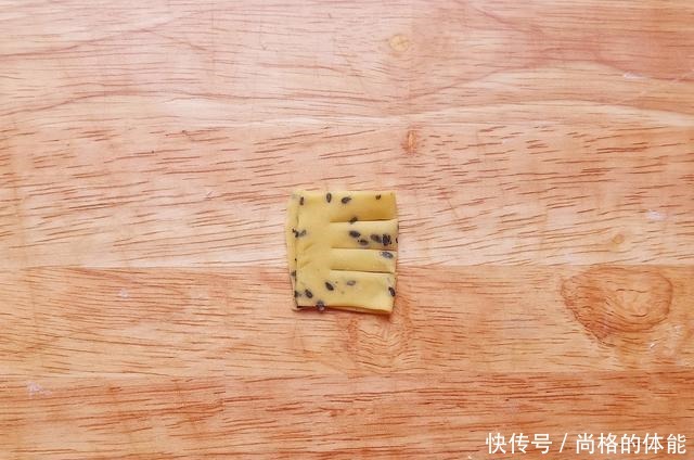 油炸麻叶|这道小吃,逢年必做,3块钱的成本能炸一大盆,酥酥脆脆,真好吃