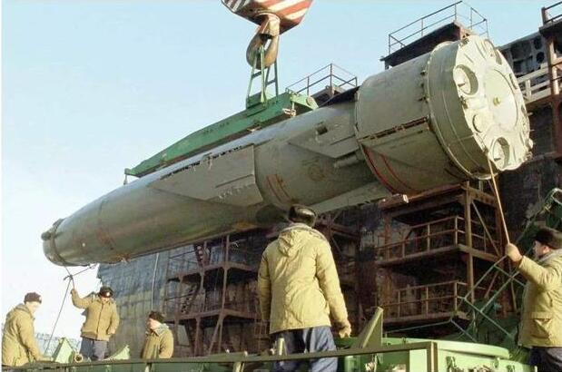 为啥|洲际导弹为啥飞那么远,导弹里装有动力发动机吗?原理其实很简单