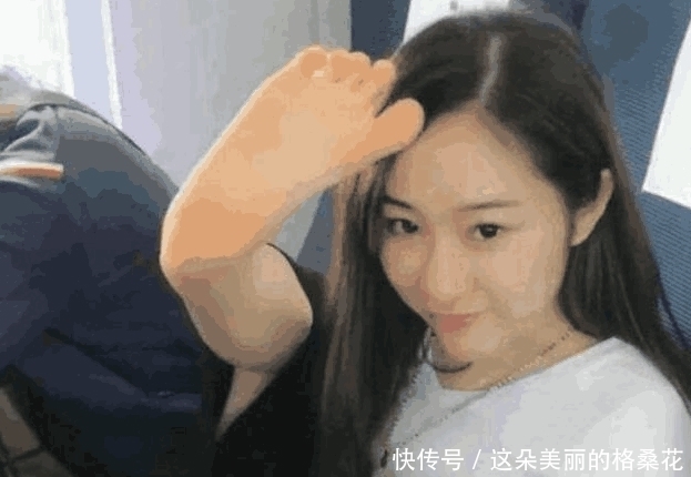 看清|女子坐高铁脱鞋把脚放桌上，男子气得想发火， 仔细看清后泪崩