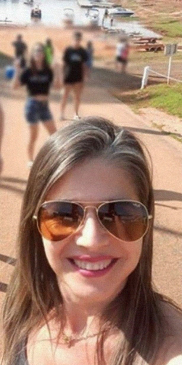 阿曼达的遗|巴西女子游船上自拍，分享到网上几分钟后船就沉了，令人唏嘘